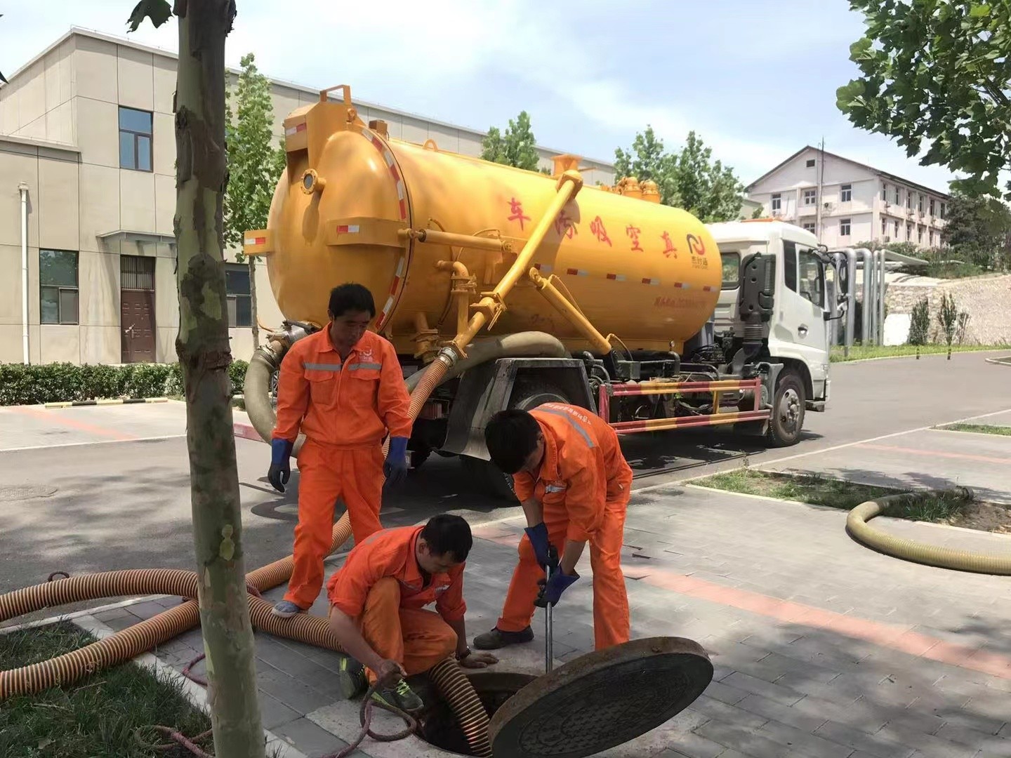 来凤管道疏通车停在窨井附近