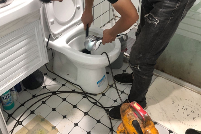 来凤马桶堵塞自己疏通还是找师傅？专业上门服务让你省时更省心