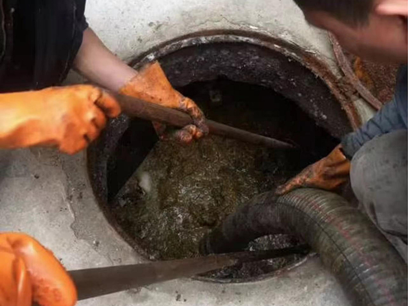 来凤清理化粪池时如何避免沼气的危害？